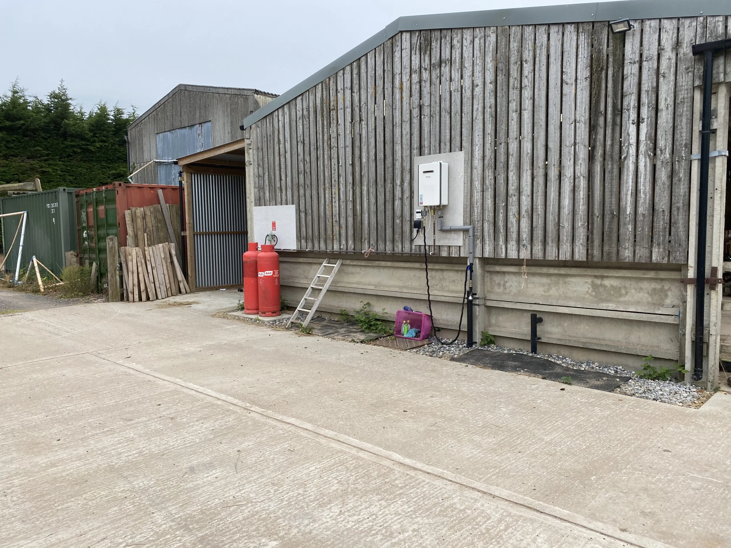 An outdoor LPG water heater for rinsing off the horses